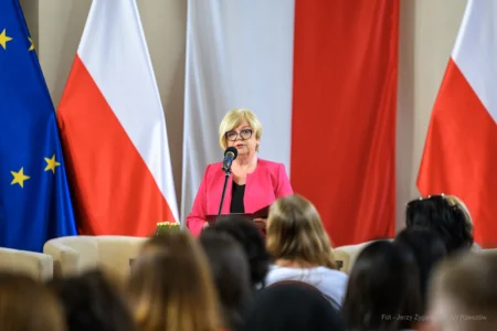 Zdjęcie przedstawia uczestników konferencji w sali kolumnowej PUW