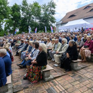 Zdjęcie przedstawia uczestników galu finałowej "Fundusz sołecki - najlepsza inicjatywa"