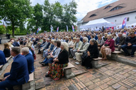 Zdjęcie przedstawia uczestników galu finałowej "Fundusz sołecki - najlepsza inicjatywa"