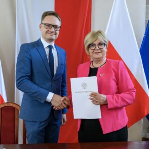 Zdjęcie przedstawia uczestników podpisania umów w ramach programów rządowych
