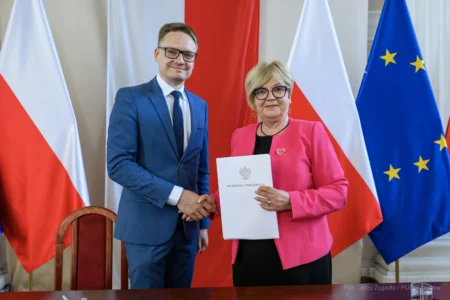 Zdjęcie przedstawia uczestników podpisania umów w ramach programów rządowych