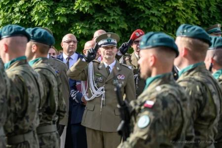 Zdjęcie przedstawia uczestników obchodów Święta 21 Brygady Strzelców Podhalańskich