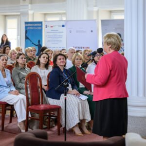 Zdjęcie przedstawia uczestników konferencji w sali kolumnowej PUW