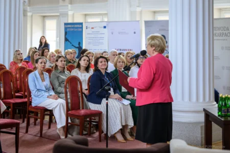Zdjęcie przedstawia uczestników konferencji w sali kolumnowej PUW