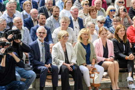 Zdjęcie przedstawia uczestników galu finałowej "Fundusz sołecki - najlepsza inicjatywa"