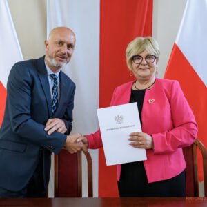 Zdjęcie przedstawia uczestników podpisania umów w ramach programów rządowych