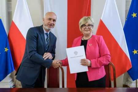 Zdjęcie przedstawia uczestników podpisania umów w ramach programów rządowych