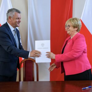 Zdjęcie przedstawia uczestników podpisania umów w ramach programów rządowych
