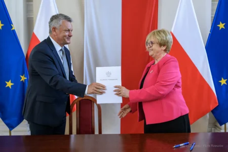 Zdjęcie przedstawia uczestników podpisania umów w ramach programów rządowych