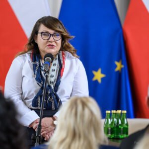 Zdjęcie przedstawia uczestników konferencji w sali kolumnowej PUW