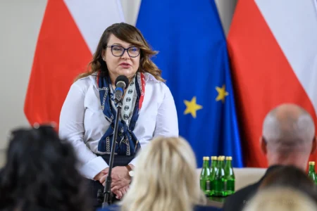 Zdjęcie przedstawia uczestników konferencji w sali kolumnowej PUW