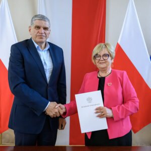 Zdjęcie przedstawia uczestników podpisania umów w ramach programów rządowych