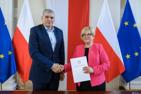 Zdjęcie przedstawia uczestników podpisania umów w ramach programów rządowych