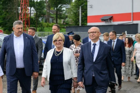 Zdjęcie przedstawia uczestników wojewódzkiej inauguracji roku szkolnego.