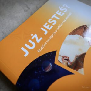 Zdjęcie przedstawia fragment książki "Rodzice zastępczy o miłości i wyzwaniach"