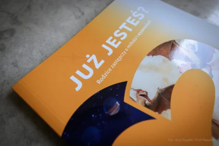 Zdjęcie przedstawia fragment książki "Rodzice zastępczy o miłości i wyzwaniach"