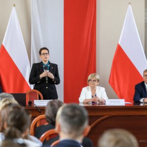 Zdjęcie przedstawia uczestników spotkania z szefową Służby Cywilnej Anitą Noskowską Piątkowską