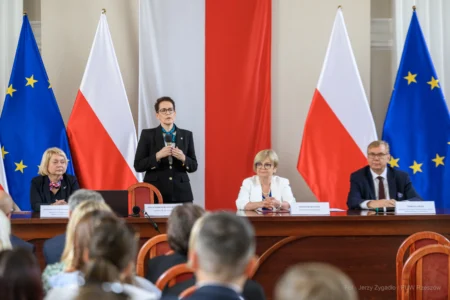 Zdjęcie przedstawia uczestników spotkania z szefową Służby Cywilnej Anitą Noskowską Piątkowską