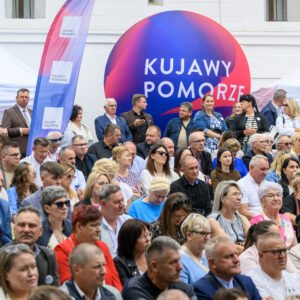 Zdjęcie przedstawia uczestników galu finałowej "Fundusz sołecki - najlepsza inicjatywa"