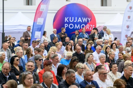 Zdjęcie przedstawia uczestników galu finałowej "Fundusz sołecki - najlepsza inicjatywa"