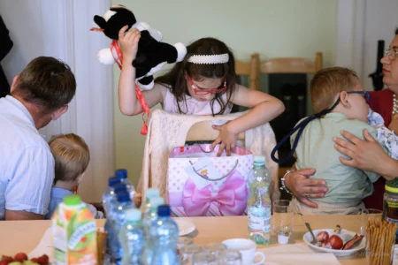 Zdjęcie przedstawia uczestników spotkania z rodzinami zastępczymi