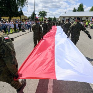 Zdjęcie przedstawia uczestników święta wojsk pancernych i zmechanizowanych