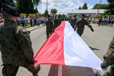 Zdjęcie przedstawia uczestników święta wojsk pancernych i zmechanizowanych