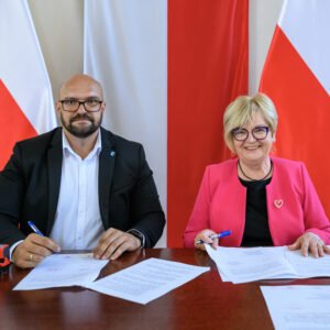 Zdjęcie przedstawia uczestników podpisania umów w ramach programów rządowych