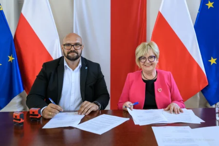 Zdjęcie przedstawia uczestników podpisania umów w ramach programów rządowych