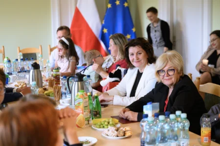 Zdjęcie przedstawia uczestników spotkania z rodzinami zastępczymi