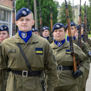 Zdjęcie przedstawia uczestników święta wojsk pancernych i zmechanizowanych
