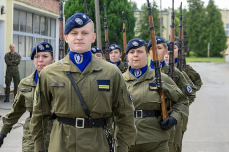 Zdjęcie przedstawia uczestników święta wojsk pancernych i zmechanizowanych