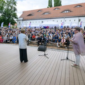 Zdjęcie przedstawia uczestników galu finałowej "Fundusz sołecki - najlepsza inicjatywa"