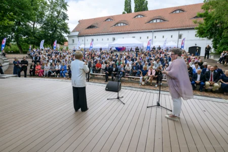 Zdjęcie przedstawia uczestników galu finałowej "Fundusz sołecki - najlepsza inicjatywa"