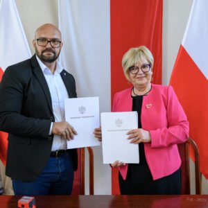 Zdjęcie przedstawia uczestników podpisania umów w ramach programów rządowych