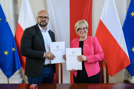 Zdjęcie przedstawia uczestników podpisania umów w ramach programów rządowych