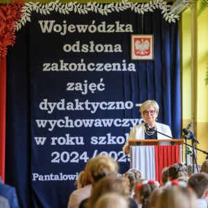 Zdjęcie przedstawia uczestników wojewódzkiej inauguracji roku szkolnego.