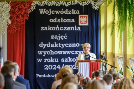 Zdjęcie przedstawia uczestników wojewódzkiej inauguracji roku szkolnego.