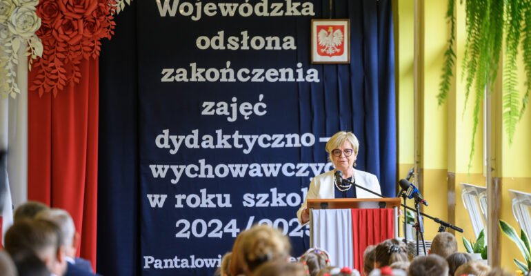 Zdjęcie przedstawia uczestników wojewódzkiej inauguracji roku szkolnego.