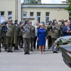 Zdjęcie przedstawia uczestników święta wojsk pancernych i zmechanizowanych