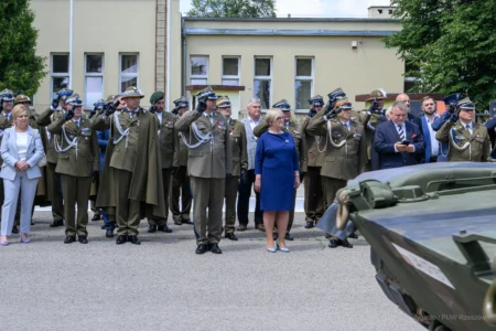 Zdjęcie przedstawia uczestników święta wojsk pancernych i zmechanizowanych
