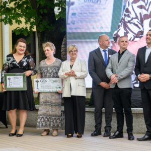 Zdjęcie przedstawia uczestników galu finałowej "Fundusz sołecki - najlepsza inicjatywa"