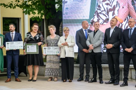 Zdjęcie przedstawia uczestników galu finałowej "Fundusz sołecki - najlepsza inicjatywa"