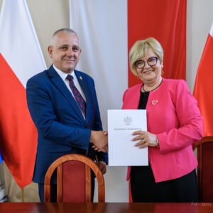 Zdjęcie przedstawia uczestników podpisania umów w ramach programów rządowych