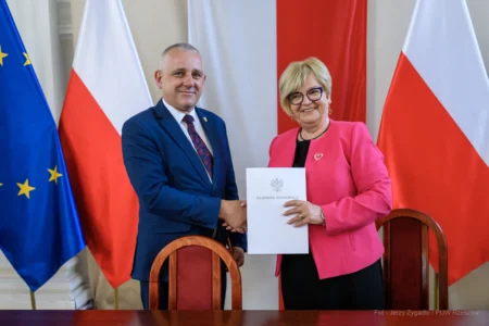 Zdjęcie przedstawia uczestników podpisania umów w ramach programów rządowych