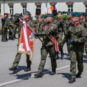Zdjęcie przedstawia uczestników święta wojsk pancernych i zmechanizowanych