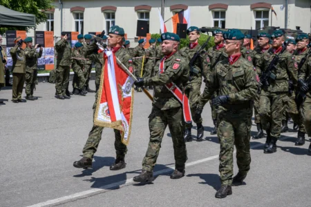 Zdjęcie przedstawia uczestników święta wojsk pancernych i zmechanizowanych