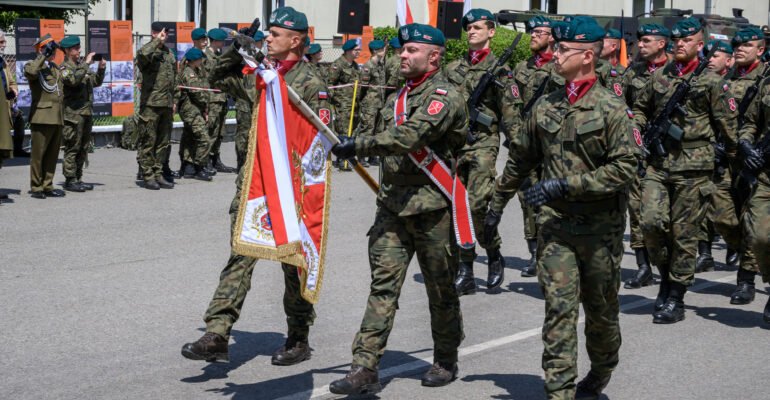 Zdjęcie przedstawia uczestników święta wojsk pancernych i zmechanizowanych