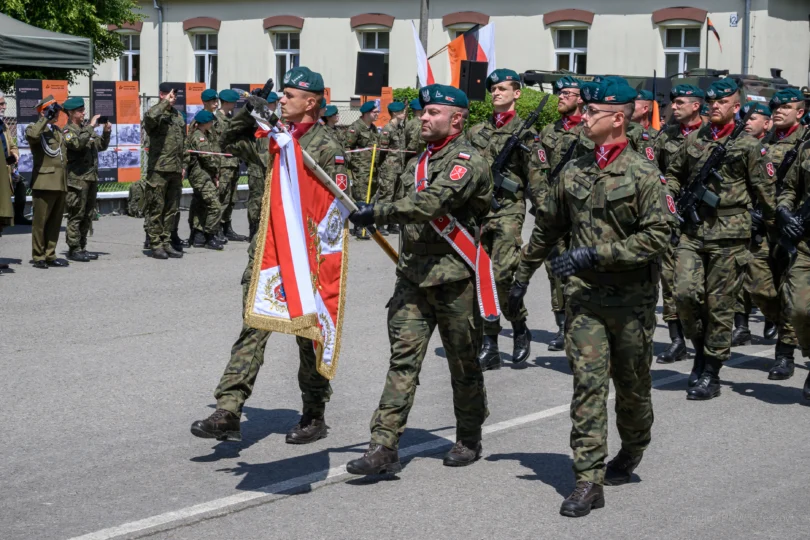 Zdjęcie przedstawia uczestników święta wojsk pancernych i zmechanizowanych