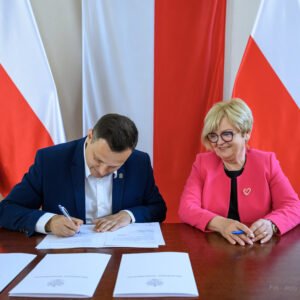 Zdjęcie przedstawia uczestników podpisania umów w ramach programów rządowych